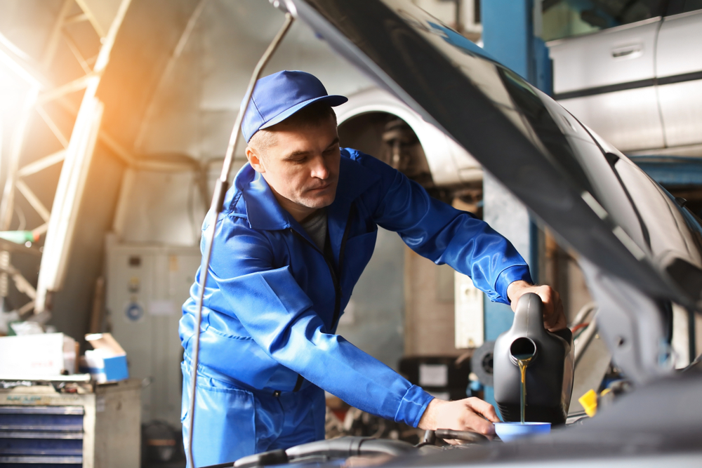 PAO - Mechanic with lubricant 